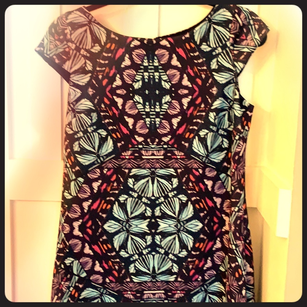 Vince Camuto sheath dress, blk background size 8P